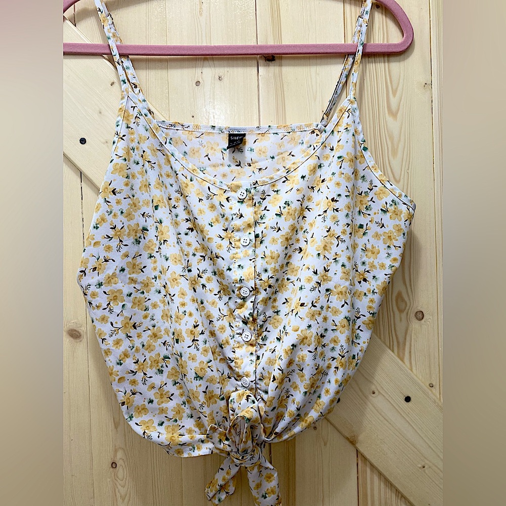 🤩❤️Creamy White Yellow Daisy Cropped Tied Front Spaghetti Strapped Floral Top